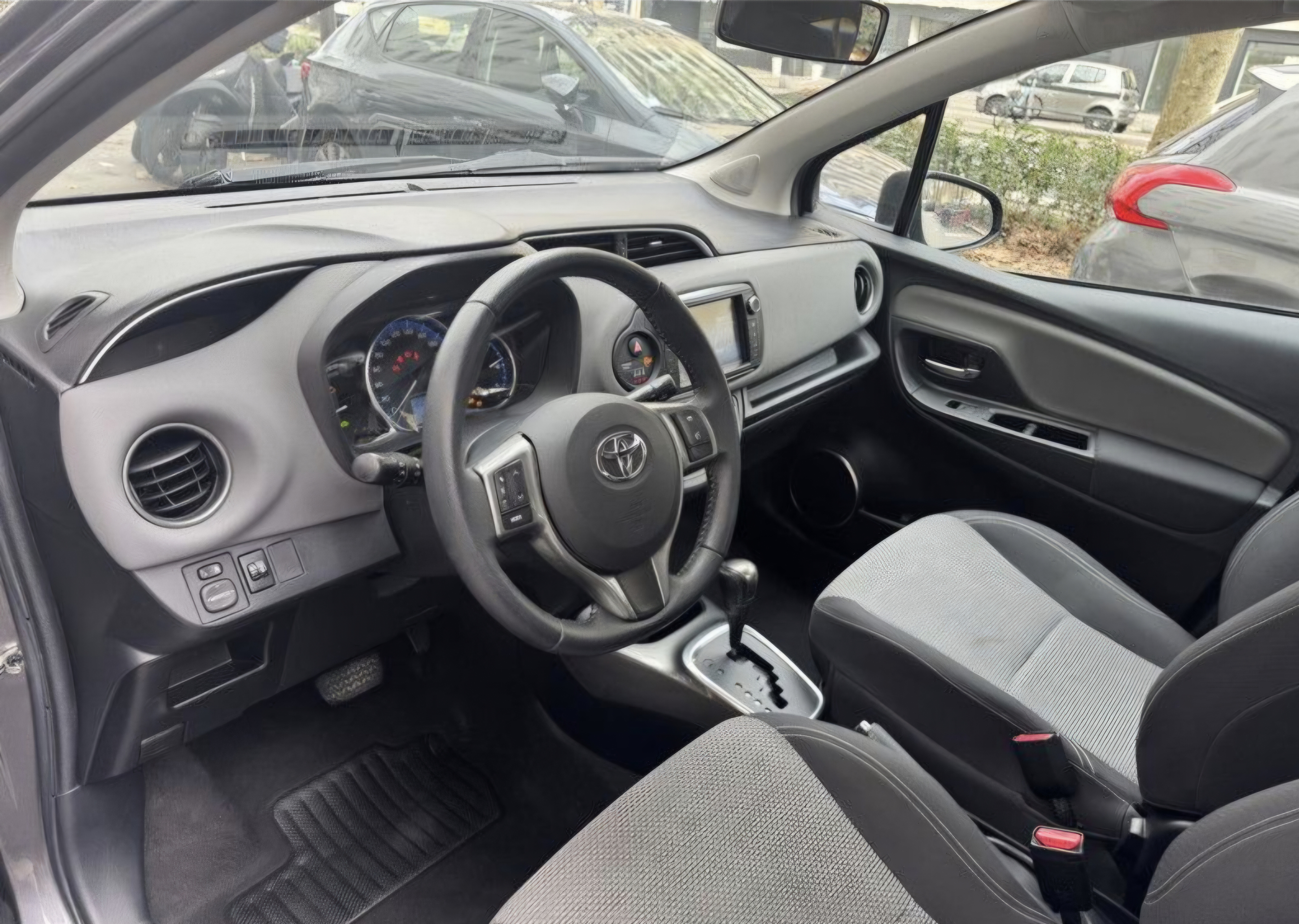 Toyota yaris grise foncee photo 6