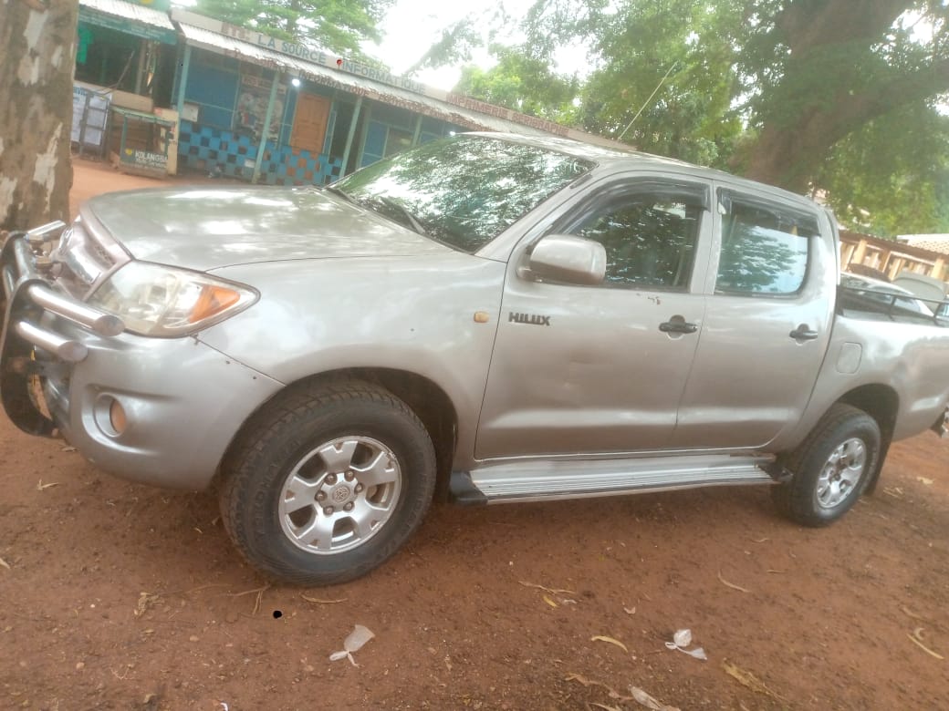 Toyota hilux grise
