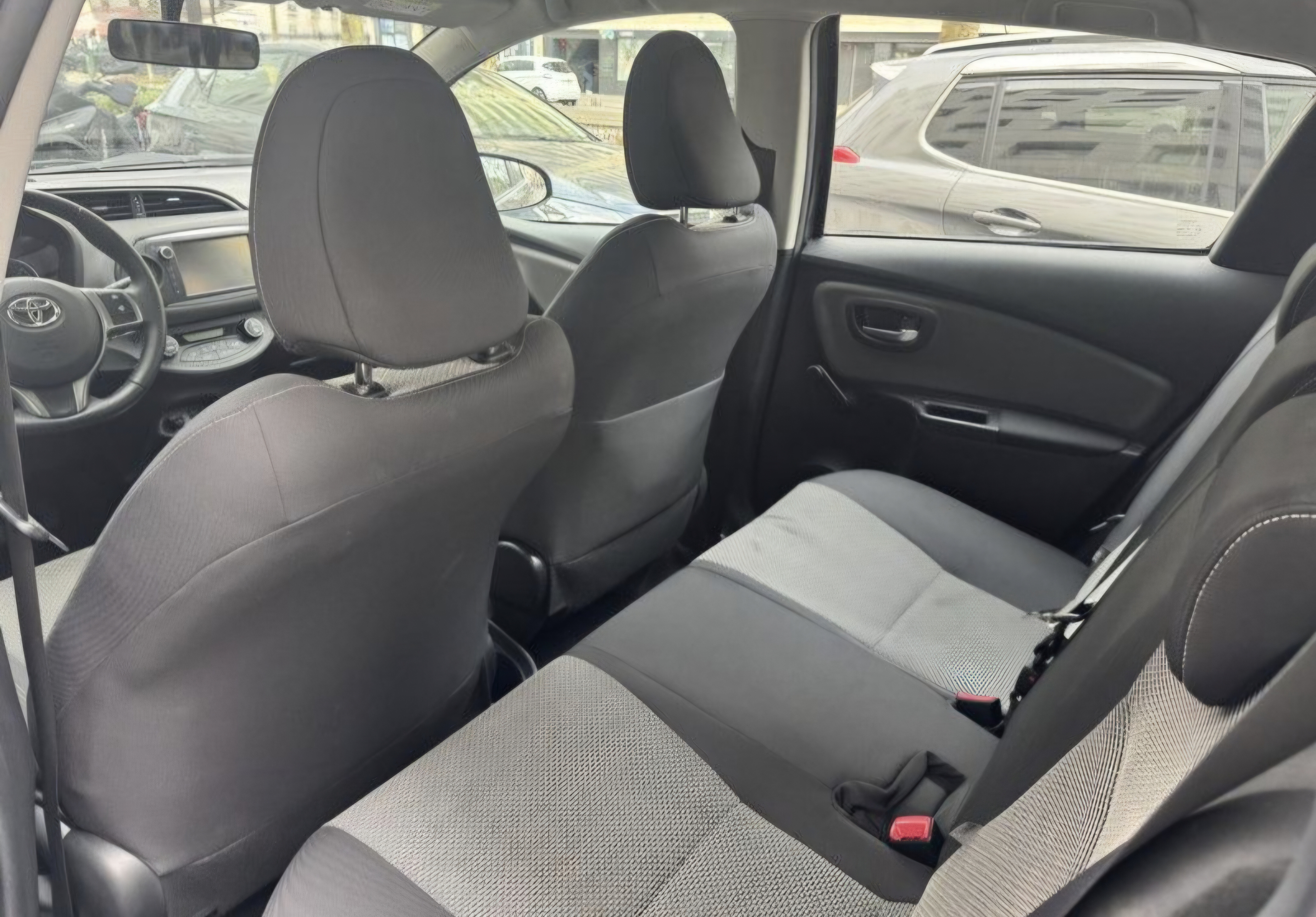 Toyota yaris grise foncee photo 10