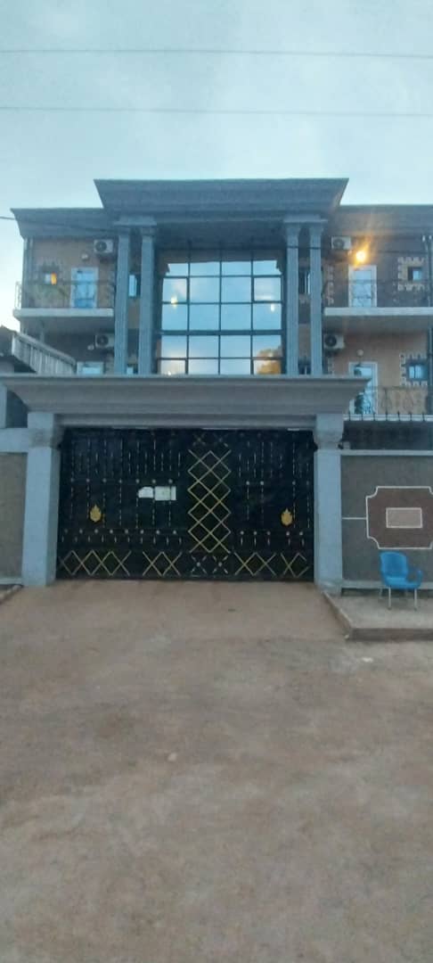 Installez-vous dans cet agréable appartement meublé de 2 chambres à Sica 2 – Bangui. Offrez-vous un séjour confortable dans un logement fonctionnel, accueillant et prêt à vivre. Que vous soyez en déplacement professionnel, en visite familiale ou en vacanc