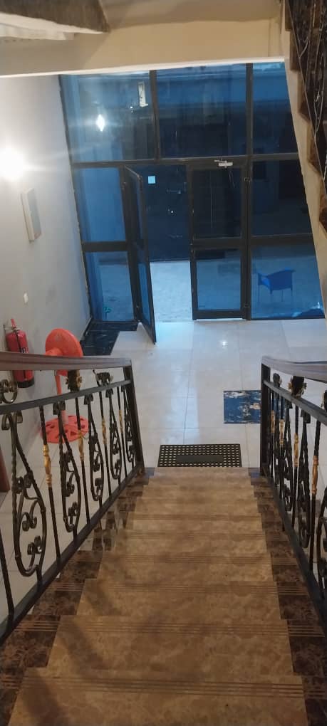 Installez-vous dans cet agréable appartement meublé de 2 chambres à Sica 2 – Bangui. Offrez-vous un séjour confortable dans un logement fonctionnel, accueillant et prêt à vivre. Que vous soyez en déplacement professionnel, en visite familiale ou en vacanc photo 3