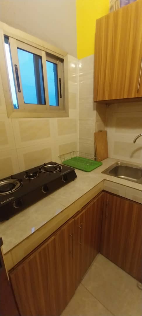 Installez-vous dans cet agréable appartement meublé de 2 chambres à Sica 2 – Bangui. Offrez-vous un séjour confortable dans un logement fonctionnel, accueillant et prêt à vivre. Que vous soyez en déplacement professionnel, en visite familiale ou en vacanc photo 8