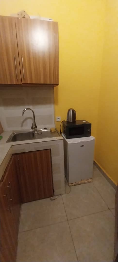 Installez-vous dans cet agréable appartement meublé de 2 chambres à Sica 2 – Bangui. Offrez-vous un séjour confortable dans un logement fonctionnel, accueillant et prêt à vivre. Que vous soyez en déplacement professionnel, en visite familiale ou en vacanc photo 9