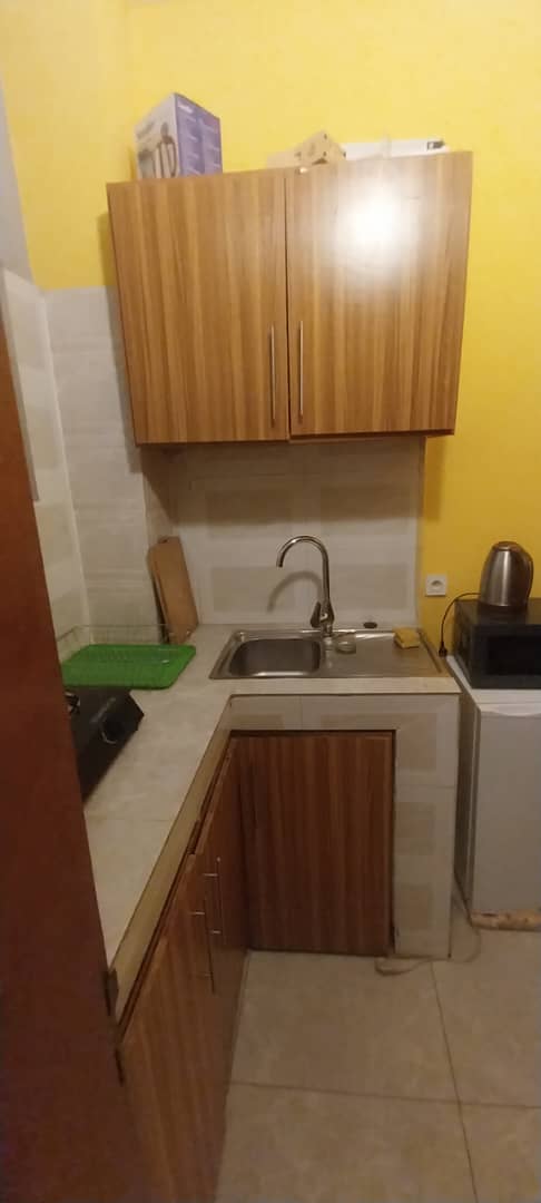 Installez-vous dans cet agréable appartement meublé de 2 chambres à Sica 2 – Bangui. Offrez-vous un séjour confortable dans un logement fonctionnel, accueillant et prêt à vivre. Que vous soyez en déplacement professionnel, en visite familiale ou en vacanc photo 10