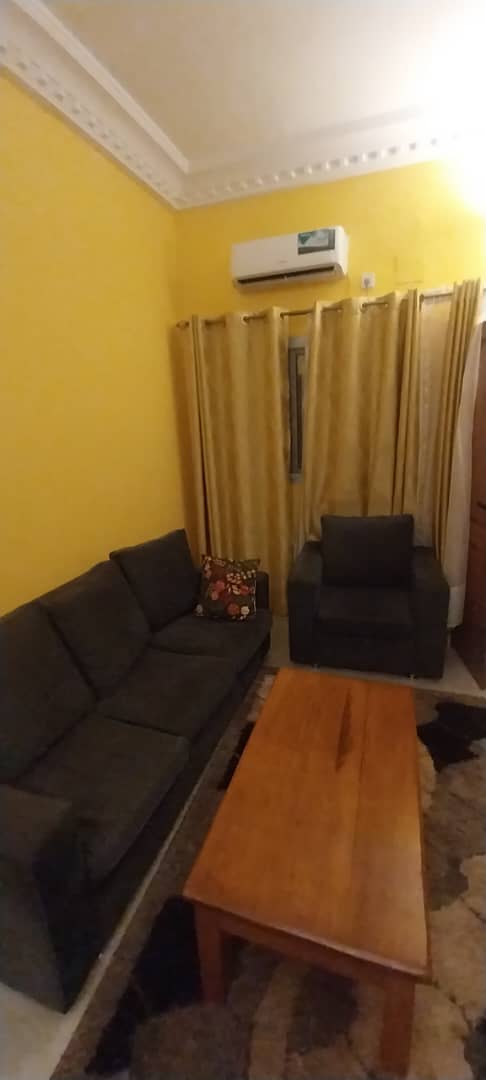 Installez-vous dans cet agréable appartement meublé de 2 chambres à Sica 2 – Bangui. Offrez-vous un séjour confortable dans un logement fonctionnel, accueillant et prêt à vivre. Que vous soyez en déplacement professionnel, en visite familiale ou en vacanc photo 11