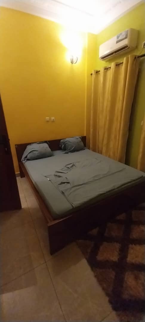 Installez-vous dans cet agréable appartement meublé de 2 chambres à Sica 2 – Bangui. Offrez-vous un séjour confortable dans un logement fonctionnel, accueillant et prêt à vivre. Que vous soyez en déplacement professionnel, en visite familiale ou en vacanc photo 13
