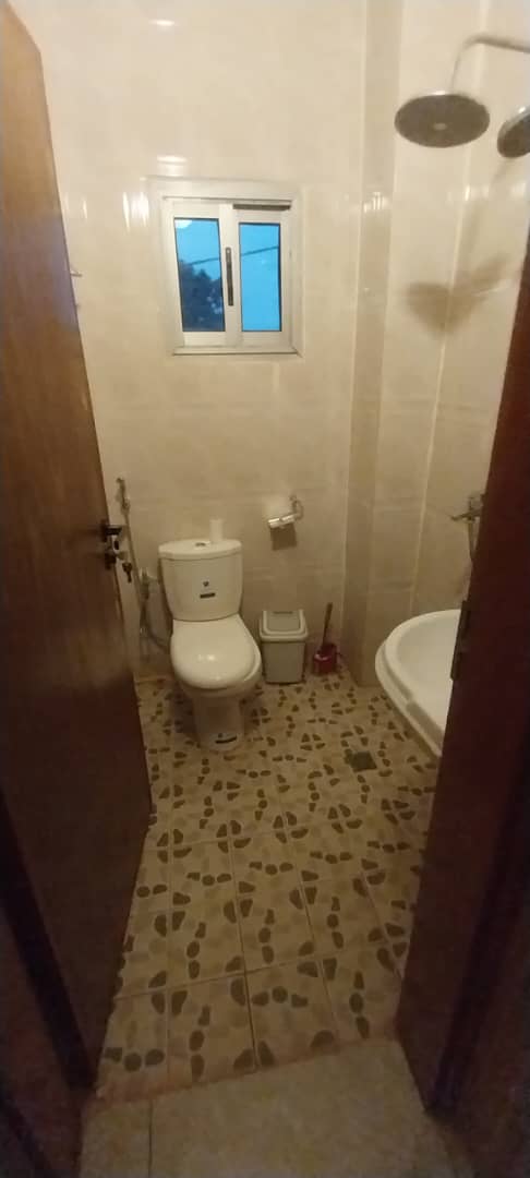 Installez-vous dans cet agréable appartement meublé de 2 chambres à Sica 2 – Bangui. Offrez-vous un séjour confortable dans un logement fonctionnel, accueillant et prêt à vivre. Que vous soyez en déplacement professionnel, en visite familiale ou en vacanc photo 14