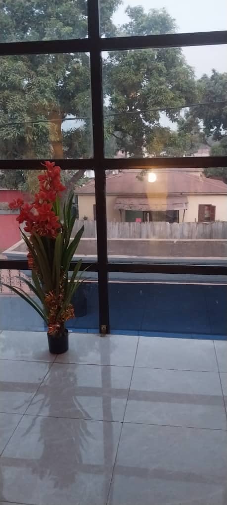 Installez-vous dans cet agréable appartement meublé de 2 chambres à Sica 2 – Bangui. Offrez-vous un séjour confortable dans un logement fonctionnel, accueillant et prêt à vivre. Que vous soyez en déplacement professionnel, en visite familiale ou en vacanc photo 18