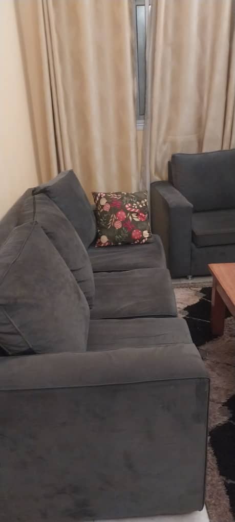 Installez-vous dans cet agréable appartement meublé de 2 chambres à Sica 2 – Bangui. Offrez-vous un séjour confortable dans un logement fonctionnel, accueillant et prêt à vivre. Que vous soyez en déplacement professionnel, en visite familiale ou en vacanc photo 20