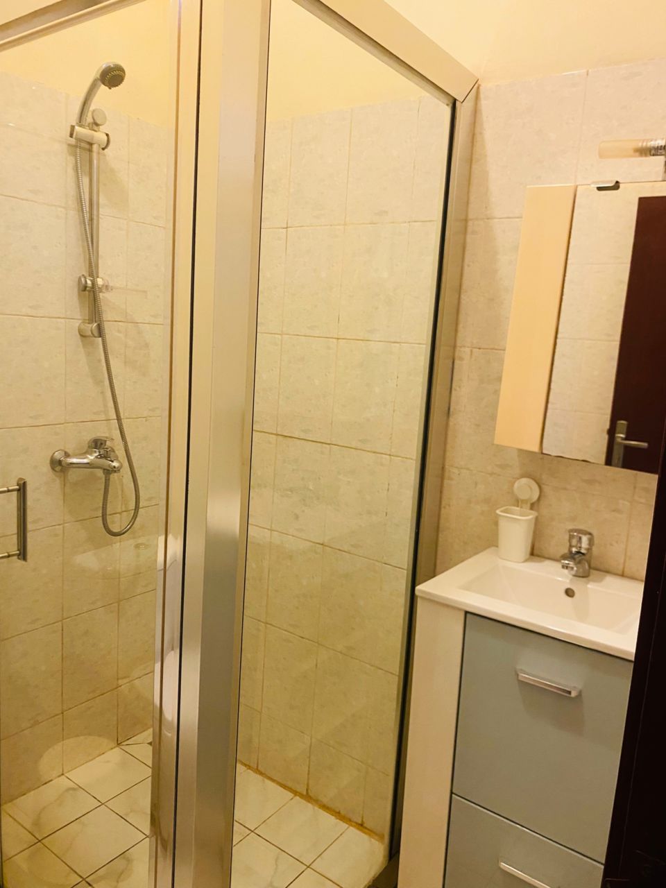 Chambre 2 – Espace et Confort au Rez-de-Chaussée photo 5