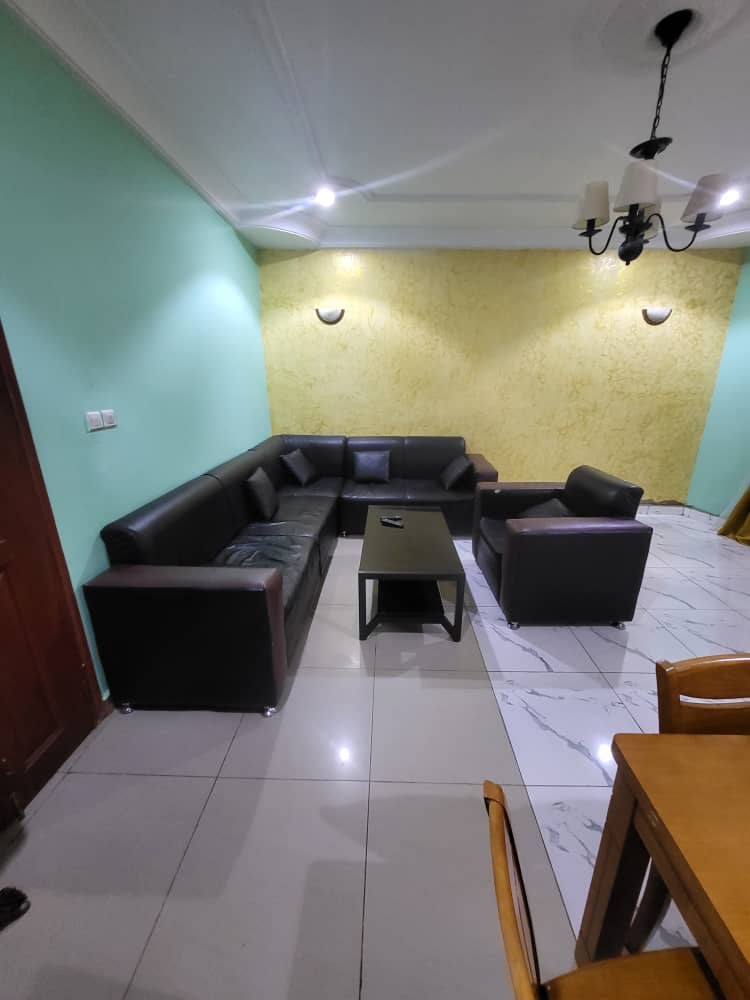Appartement meublé 2 chambres + salon à louer à Bangui – Confort simple avec mobilier en bois