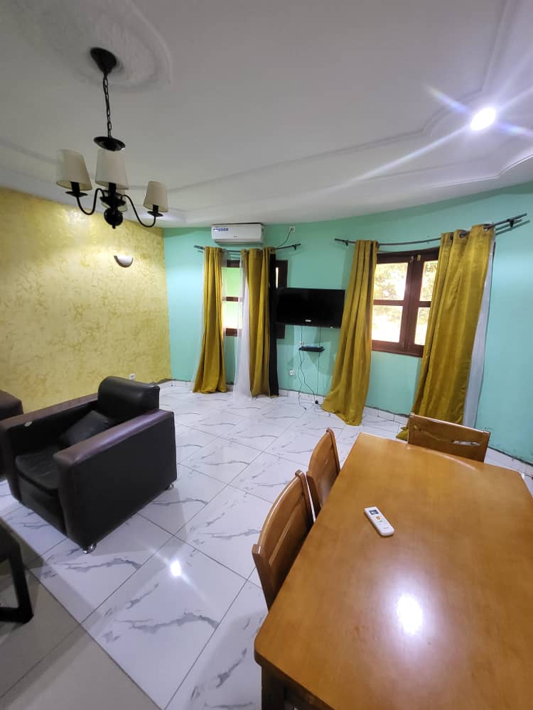 Appartement meublé 2 chambres + salon à louer à Bangui – Confort simple avec mobilier en bois photo 3
