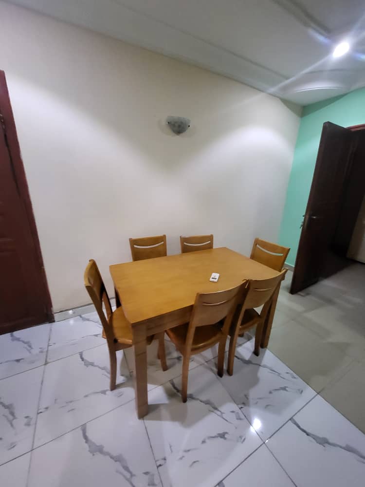Appartement meublé 2 chambres + salon à louer à Bangui – Confort simple avec mobilier en bois photo 4