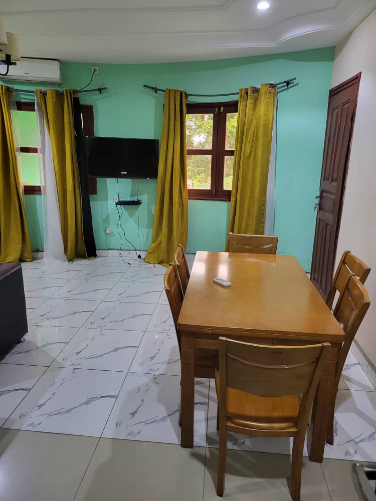 Appartement meublé 2 chambres + salon à louer à Bangui – Confort simple avec mobilier en bois photo 5