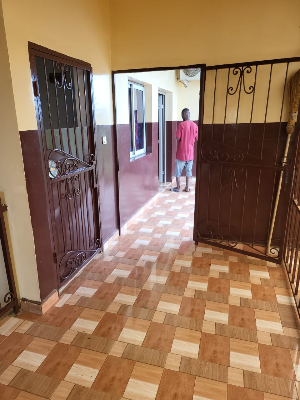 Appartement meublé 2 chambres + salon à louer à Bangui – Confort simple avec mobilier en bois photo 6