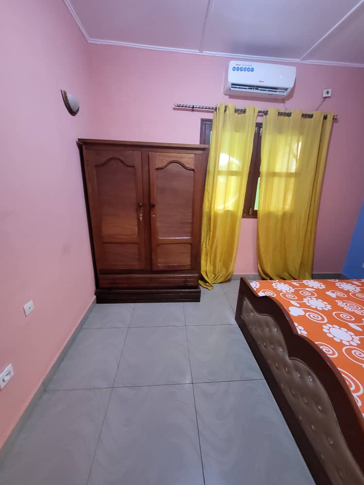 Appartement meublé 2 chambres + salon à louer à Bangui – Confort simple avec mobilier en bois photo 7
