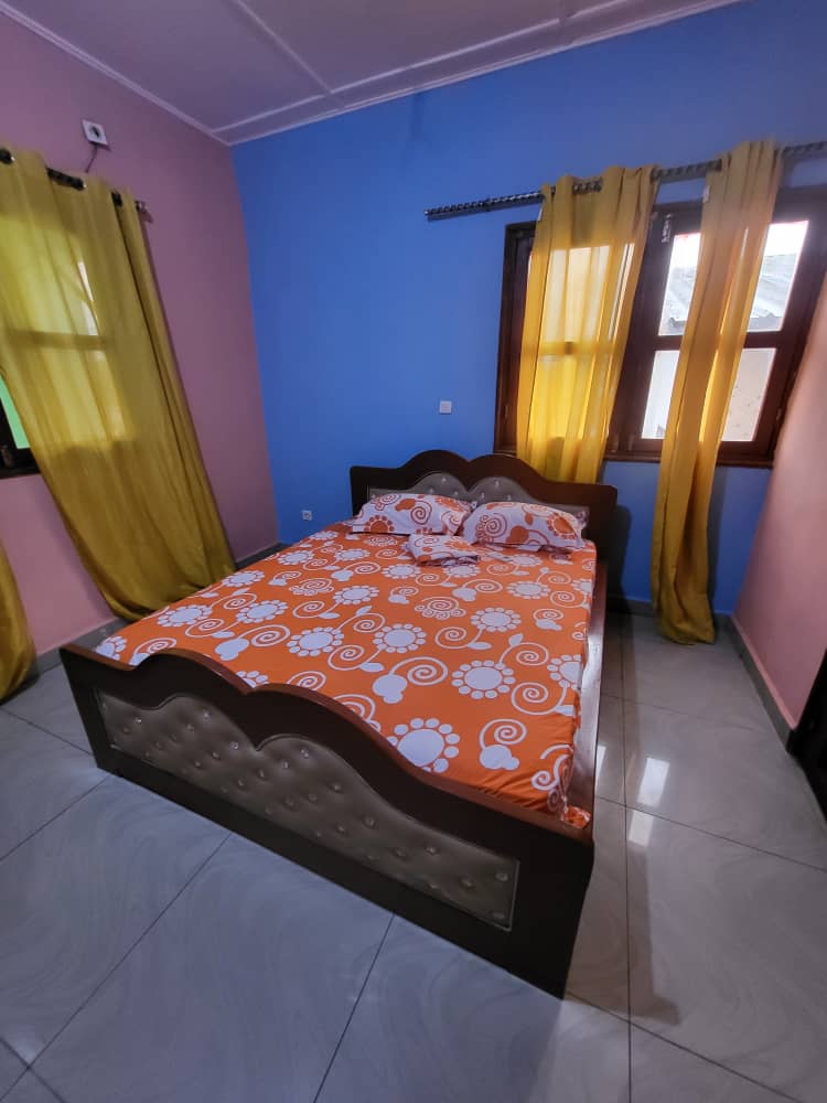 Appartement meublé 2 chambres + salon à louer à Bangui – Confort simple avec mobilier en bois photo 8