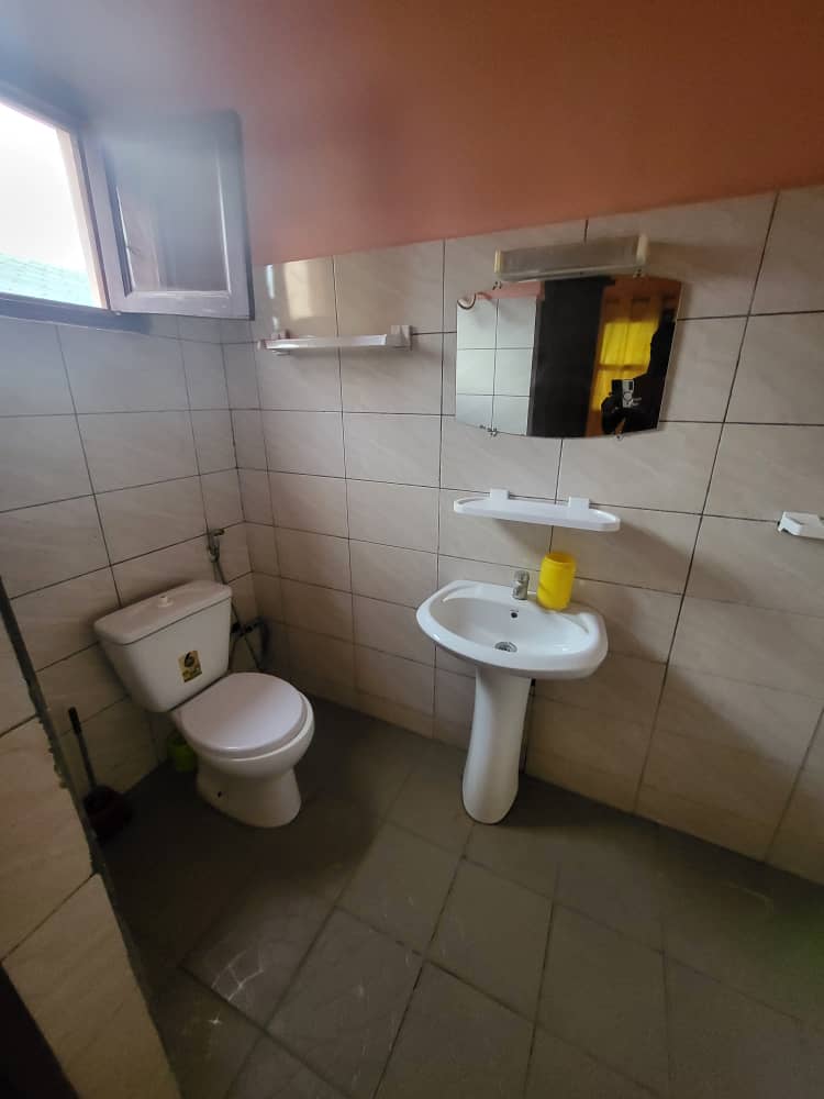 Appartement meublé 2 chambres + salon à louer à Bangui – Confort simple avec mobilier en bois photo 9