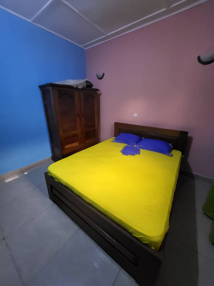 Appartement meublé 2 chambres + salon à louer à Bangui – Confort simple avec mobilier en bois photo 10