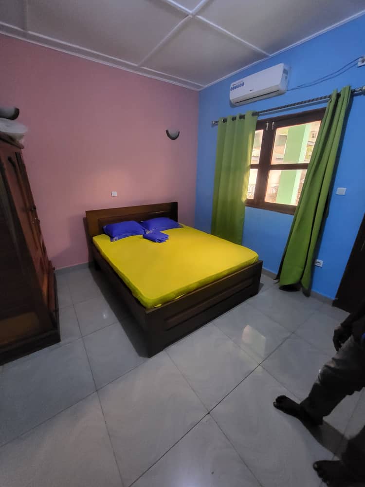 Appartement meublé 2 chambres + salon à louer à Bangui – Confort simple avec mobilier en bois photo 11