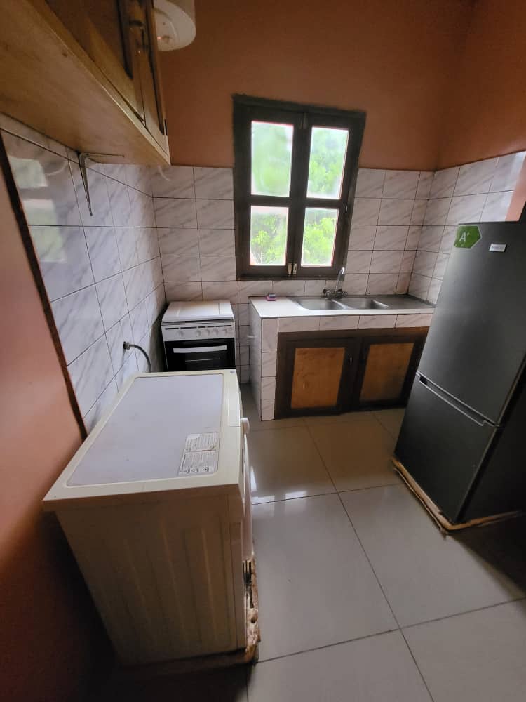 Appartement meublé 2 chambres + salon à louer à Bangui – Confort simple avec mobilier en bois photo 12