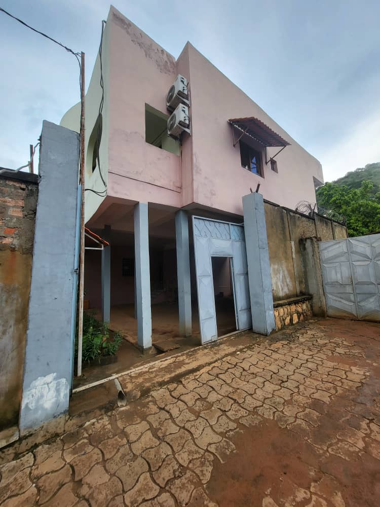 Appartement meublé 2 chambres + salon à louer à Bangui – Confort simple avec mobilier en bois photo 13