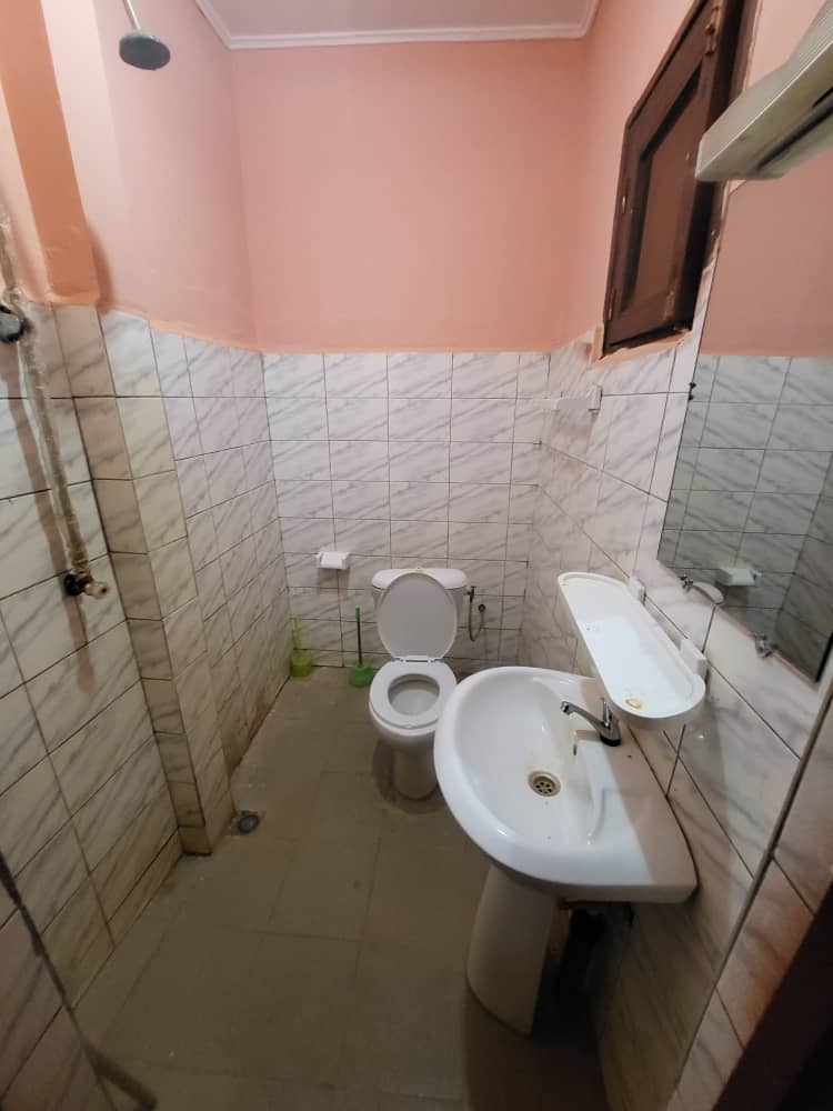 Appartement meublé 2 chambres + salon à louer à Bangui – Confort simple avec mobilier en bois photo 14