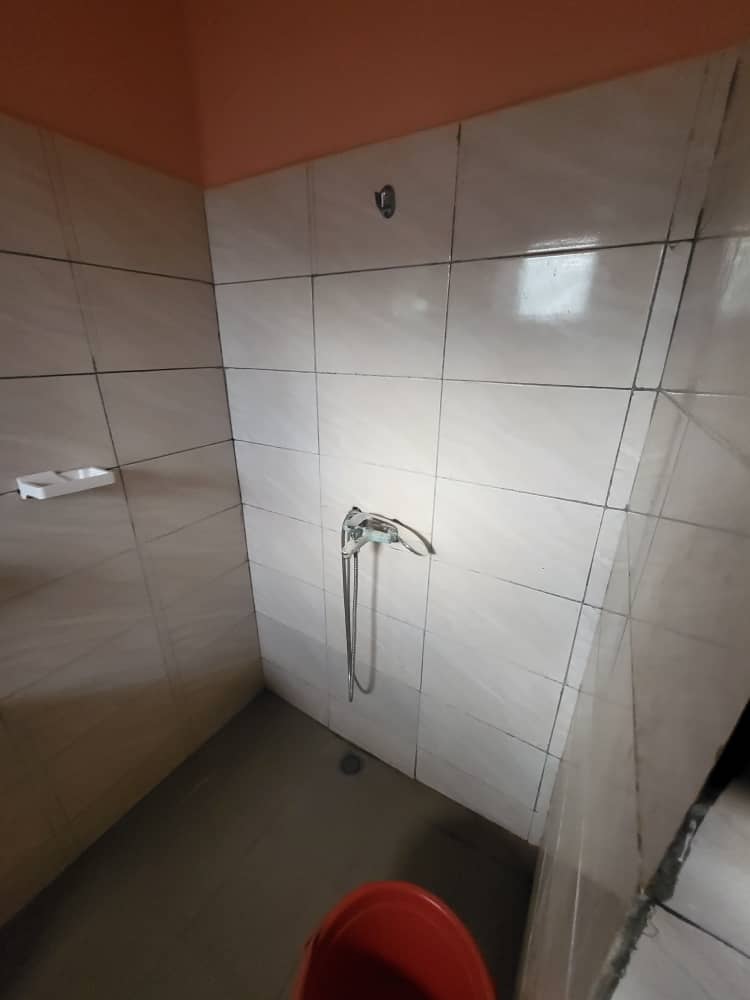 Appartement meublé 2 chambres + salon à louer à Bangui – Confort simple avec mobilier en bois photo 16