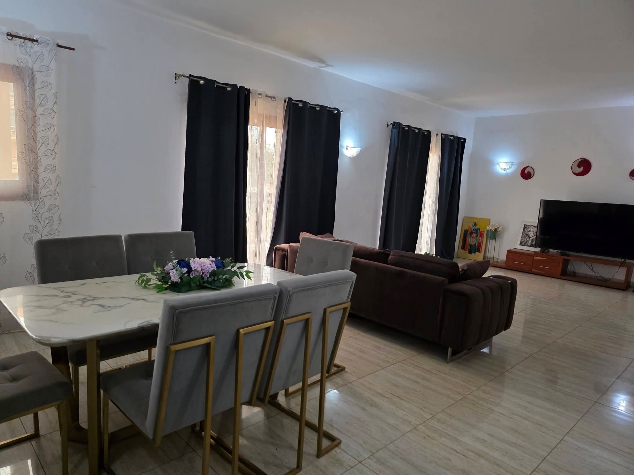 Appartement F3 de standing avec piscine à louer au centre-ville de Bangui – 2 chambres